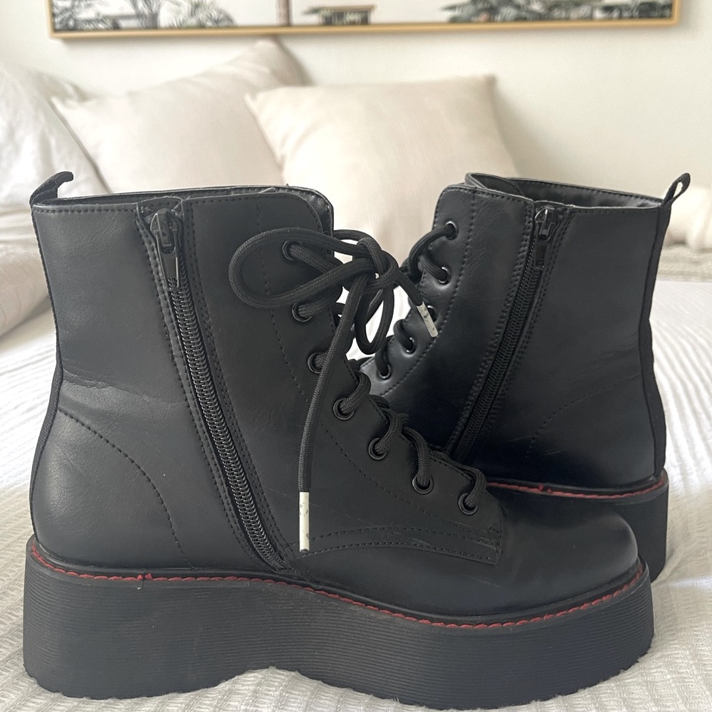 Black, size 8, Steve Madden combat boots! Worn once for an interview